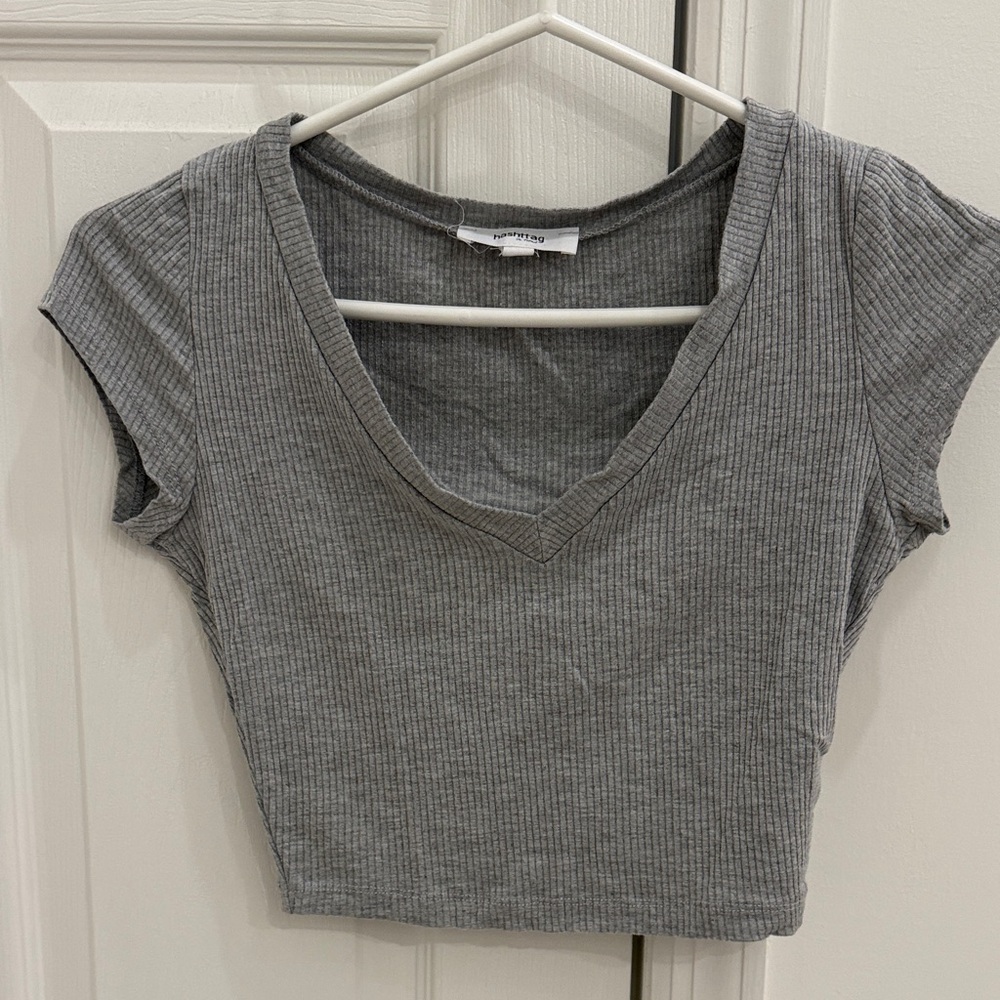 Gray Ribbed V-Neck Crop Top. Size small